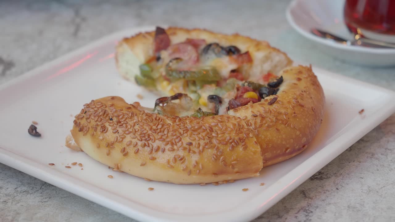 터키식 피데를 먹는 사람