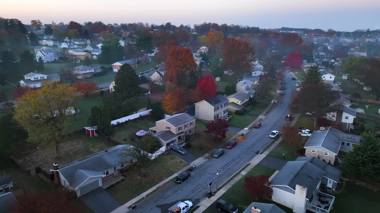 casas cubiertas de helada en el vecindario americano durante la mañana de otoño
