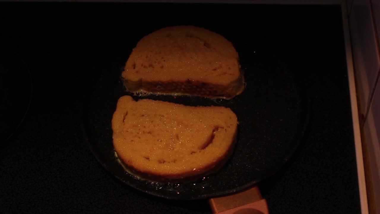 Yumurtaya batırılmış beyaz ekmek veya tost dilimlerinin tavada kızarması.