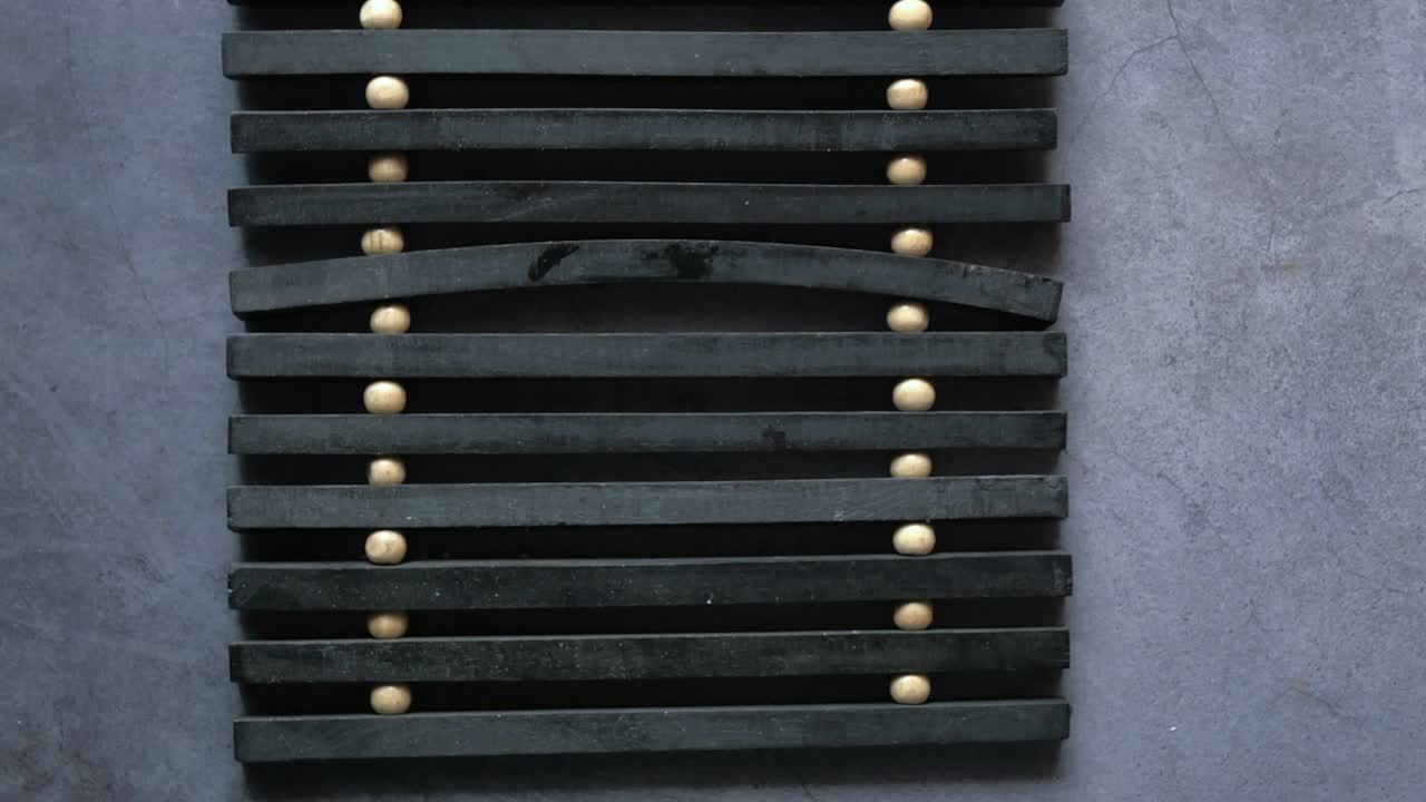 cerca de los dulces indios en el cuenco en la mesa