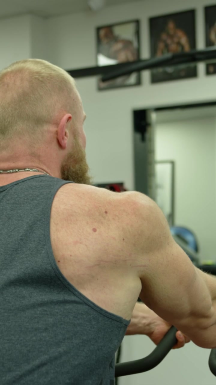 Uomo muscoloso che si allena in palestra