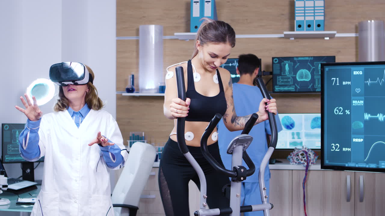 가상 현실 안경을 착용한 스포츠 과학의 여성 의사