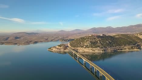 toma de drones del lago polifitos cerca de kozani en grecia