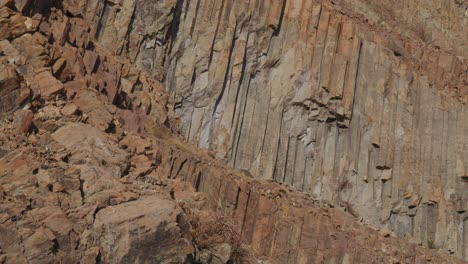 una gran montaña rocosa