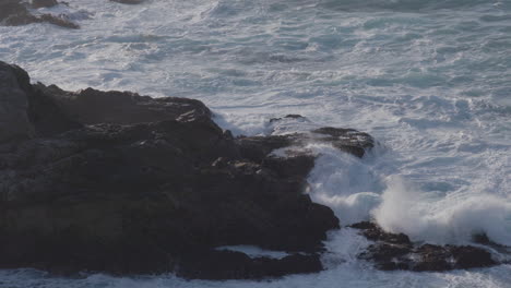 Toma-Estacionaria-De-Olas-Furiosas-Rompiendo-A-Lo-Largo-De-La-Costa-Rocosa-De-La-Playa-De-Big-Sur-California