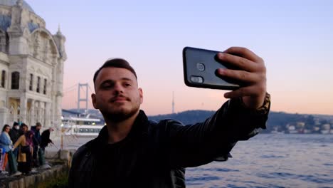 hombre selfie con istanbul
