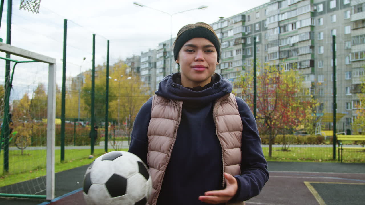 mujer con una pelota