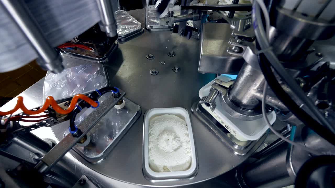 embalaje, sellado y etiquetado robotizados de la cuajada.