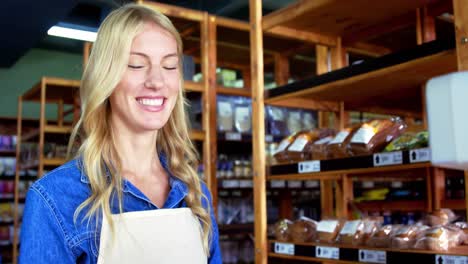 Lächelndes-Weibliches-Personal,-Das-Im-Supermarkt-Steht