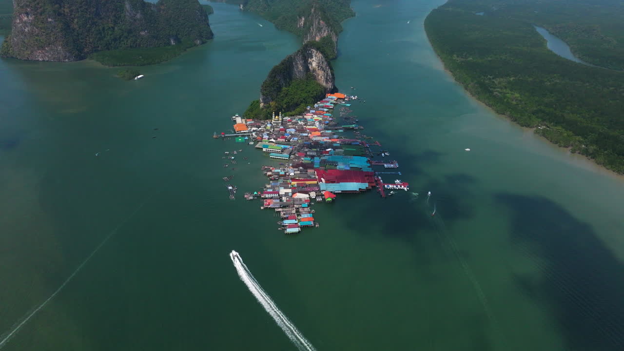 Cảnh quay từ drone trên Ko Panyi còn được gọi là Koh Panyee tại tỉnh Phang Nga, Thái Lan