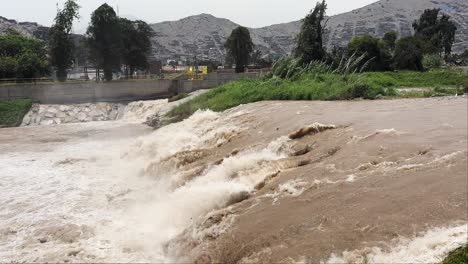 Polluted-Brown-Muddy-River-"Rio-Rimac"-flows-in-Lima,-Perú-2023