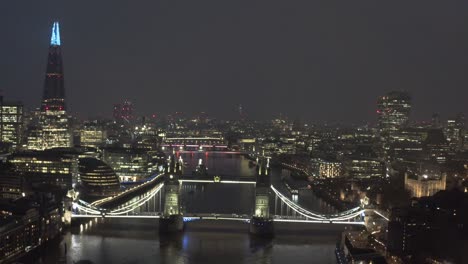 slow dolly back drone tiro del puente de la torre iluminado londres río támesis en la noche