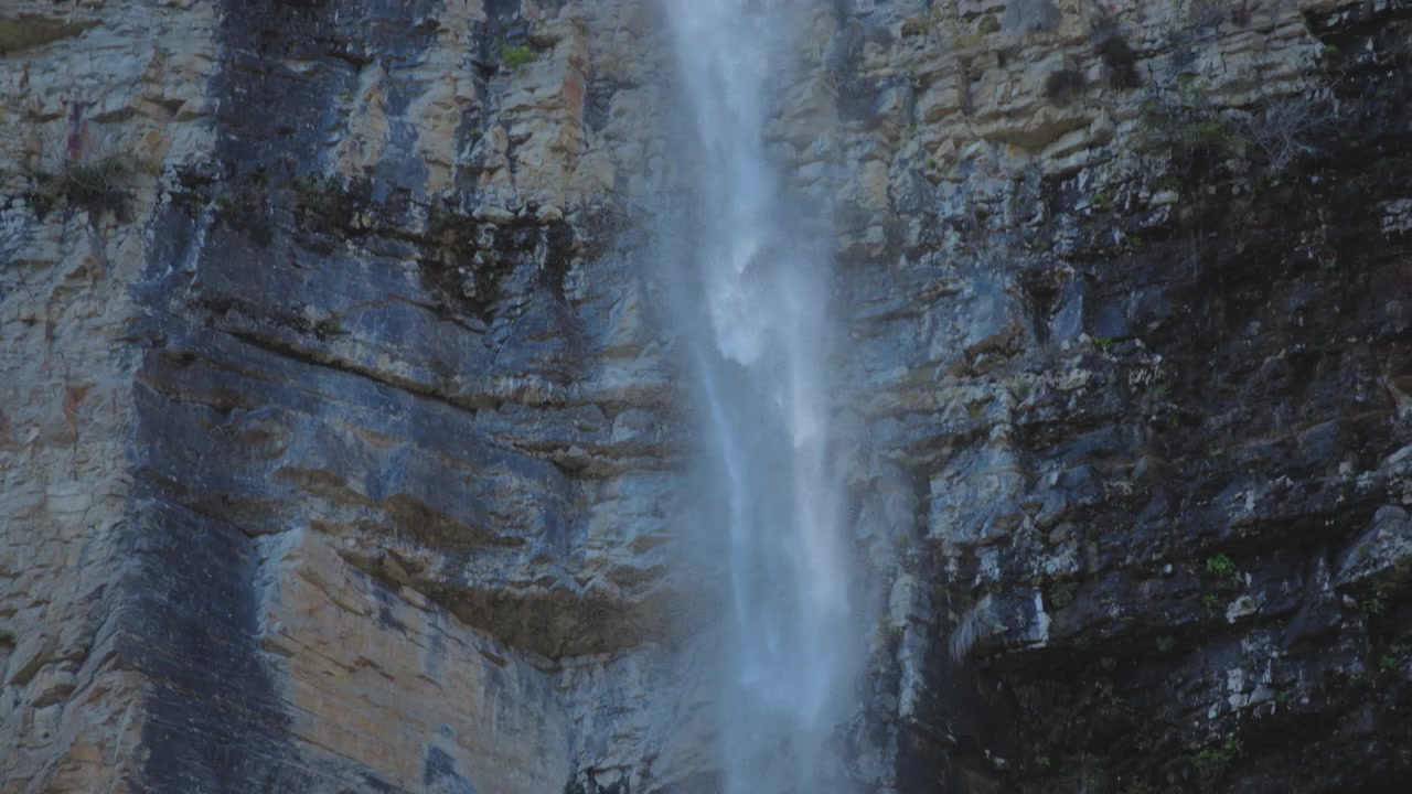 Solbelyst foss som faller ned.