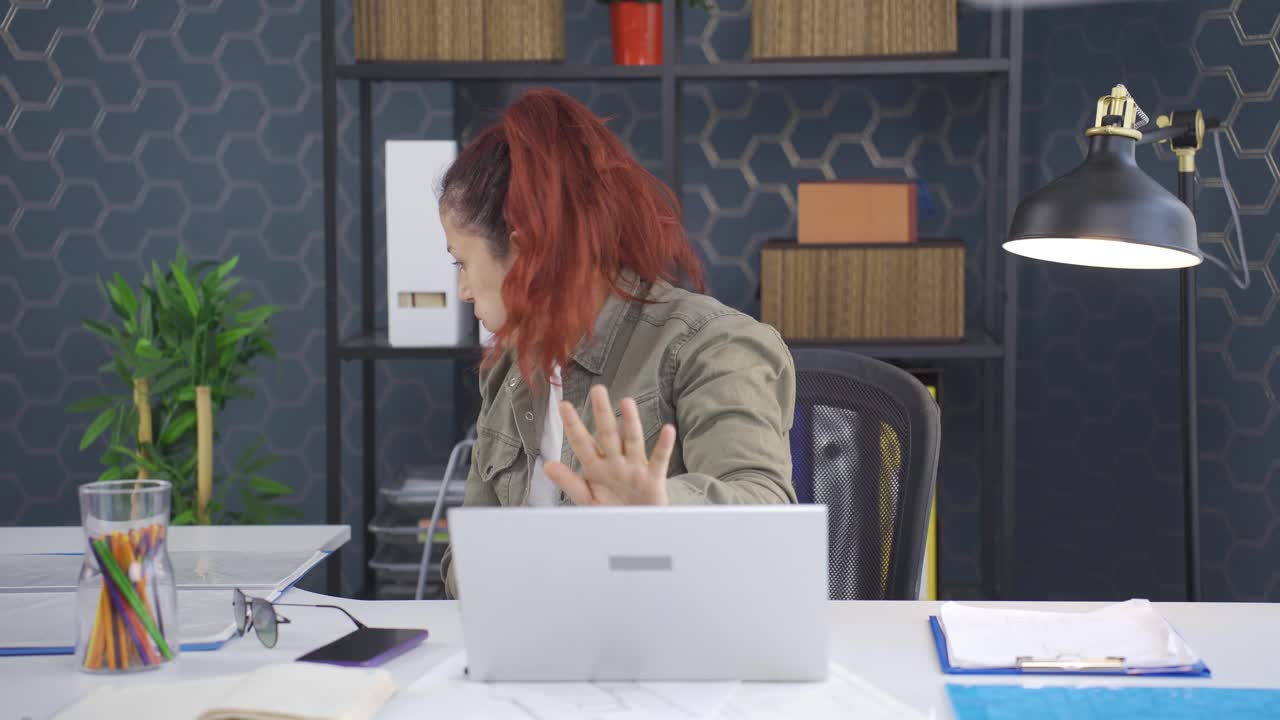 бизнес-женщина, которая боится ноутбука.