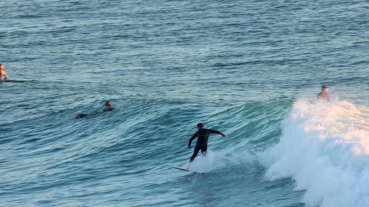 젊은 남자가 카스카이스의 상 페드로 서핑 장소에서 파도를 타고 있습니다.