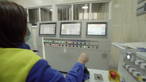 operador de la sala de control industrial