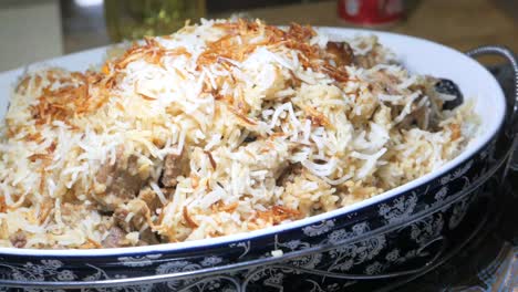 un delicioso biryani de carne de cordero