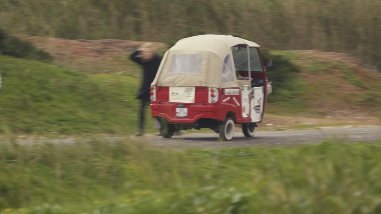 taxi tuk tuk en nazare, portugal, coche inusual conduciendo por la carretera de europa