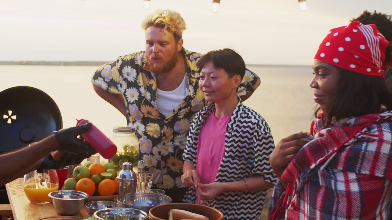 여름 축제 에서 길거리 음식 을 주문 하는 청소년 들