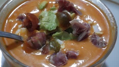 un plato de gazpacho, una sopa tradicional de tomate de españa