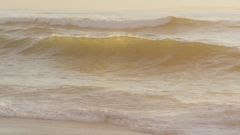 Meer-Mit-Wellen-Und-Blauem-Himmel-Am-Leeren,-Sonnigen-Strand