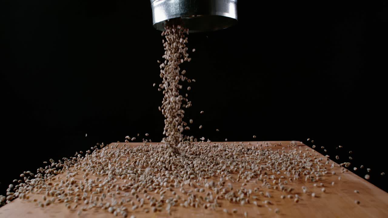 los granos de café se derraman del recipiente sobre la mesa