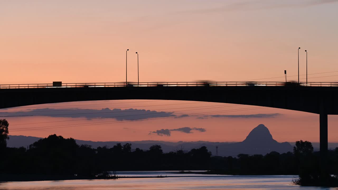 un lapso de tiempo de tráfico sobre el puente mexicano alamo veracruz