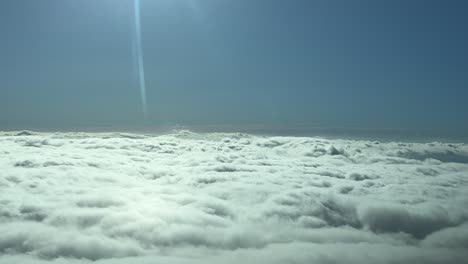 Luftaufnahme-Eines-Wolkenmeeres,-Wie-Es-Der-Pilot-Bei-Einem-Echten-Flug-über-Den-Wolken-An-Einem-Hellen-Morgen-Sieht