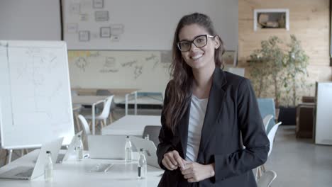 contenido joven mujer de negocios sonriendo a la cámara