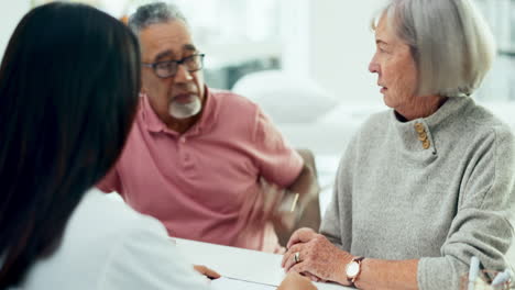 Pareja-Mayor,-Médico-Y-Hablando-De-Resultados