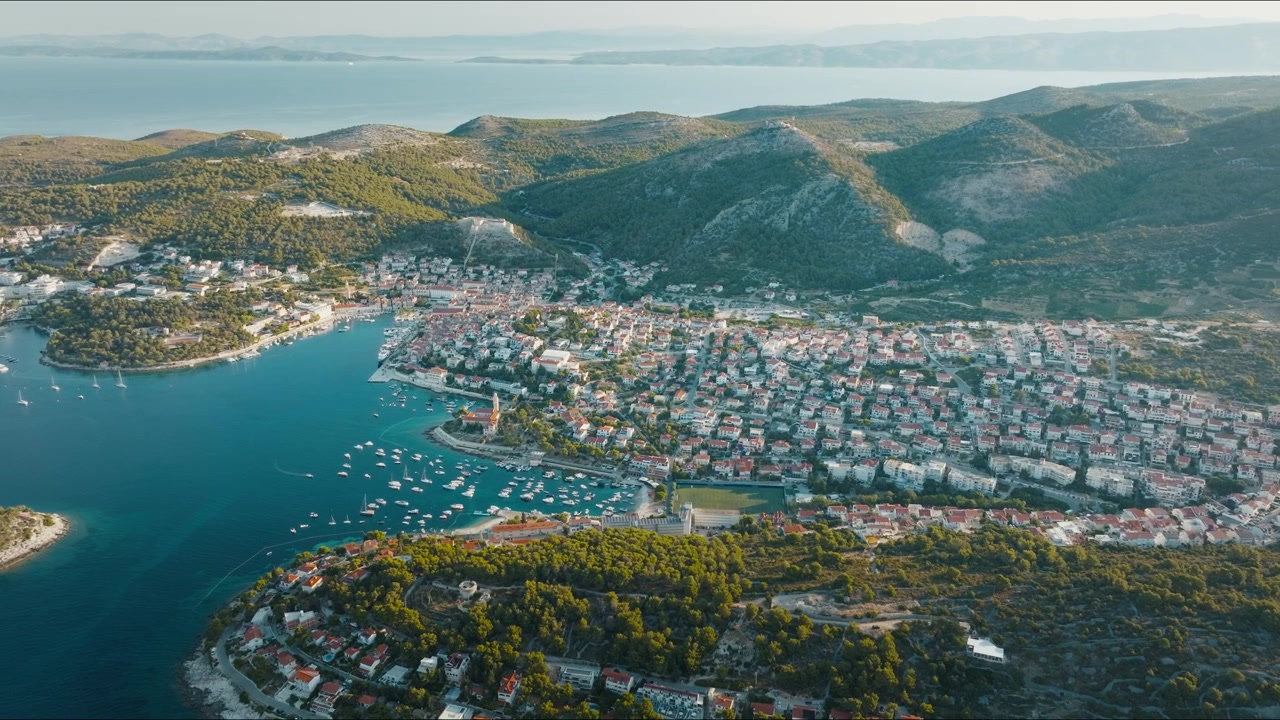 Hırvatistan, Hvar Limanı ve sahil şeridinin gün doğumunda drone çekimi, Bölüm 1