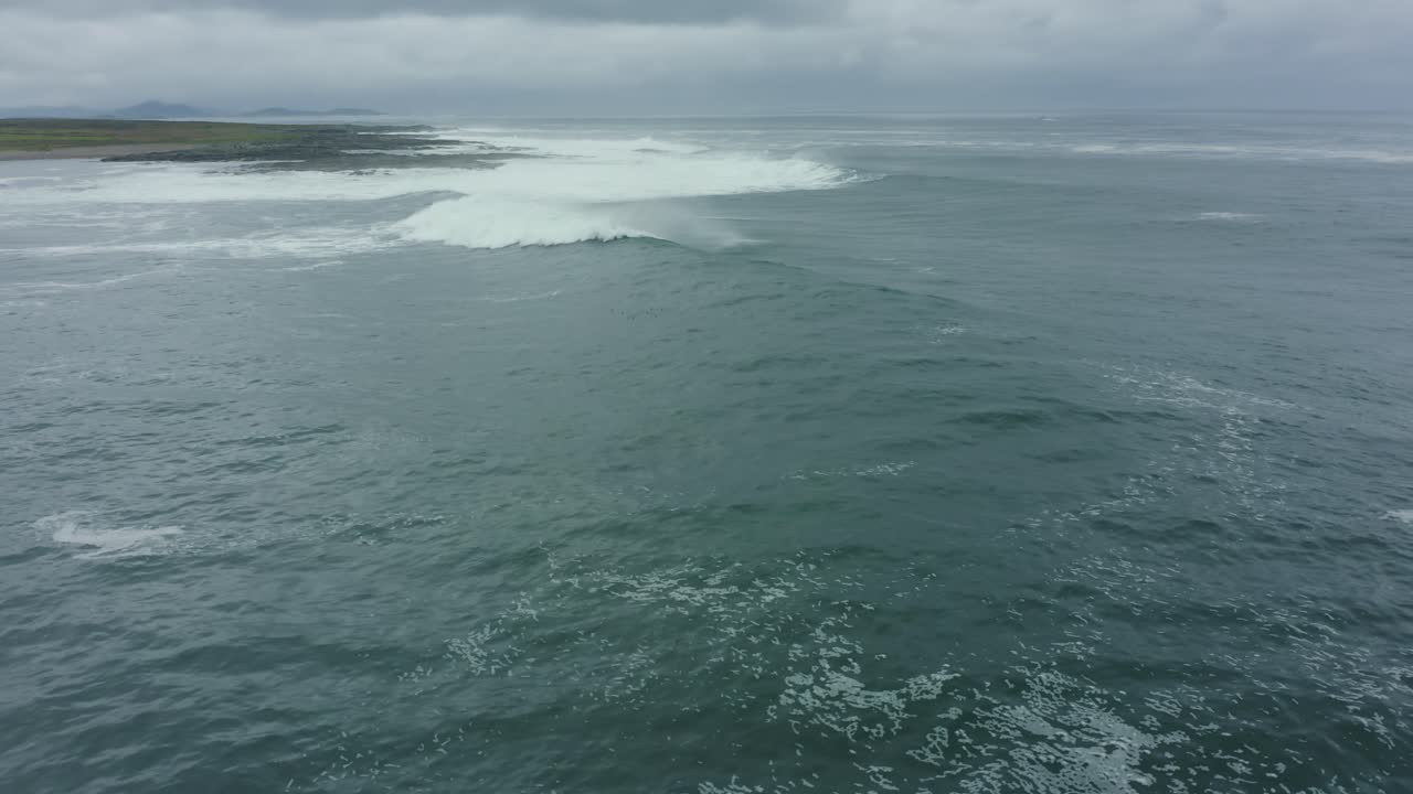 조감도, 4k, 아일랜드 서해안에서 부서지는 파도