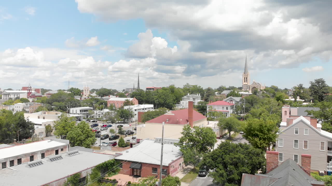 vista aérea baja de la ciudad de wilmington retroceso lento 4k