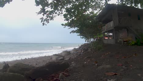 Pobre-Casa-De-Pescadores-En-Una-Playa-Tropical-Con-Mares-Tormentosos-4k