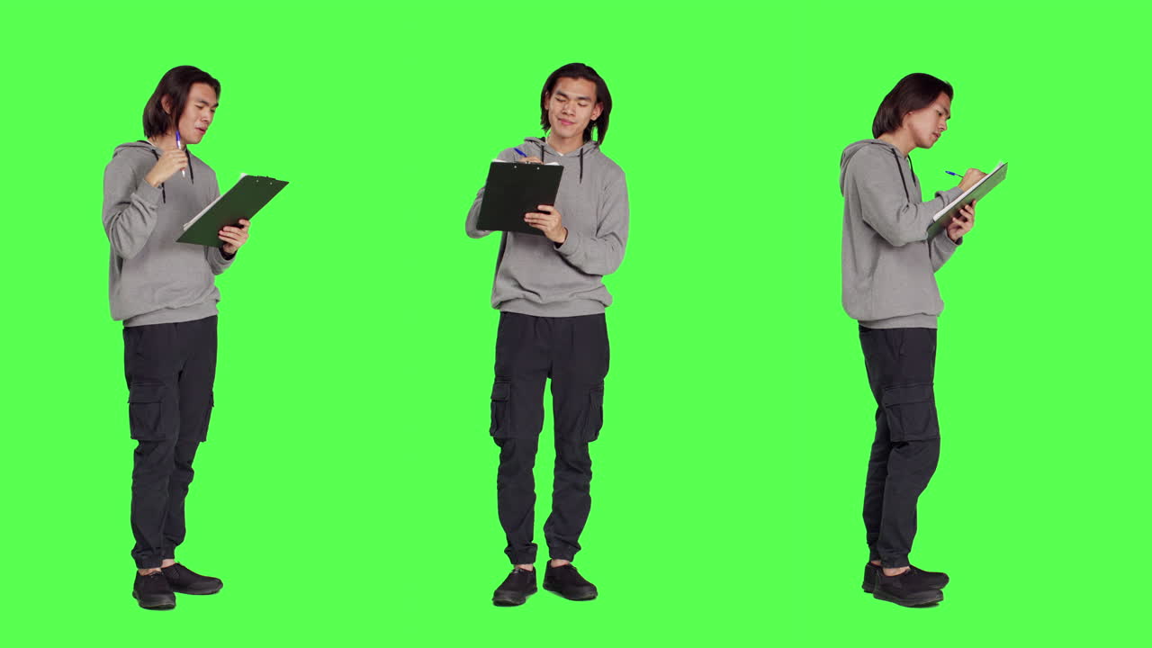 아시안 어른이 메모를 취하고 생각하고