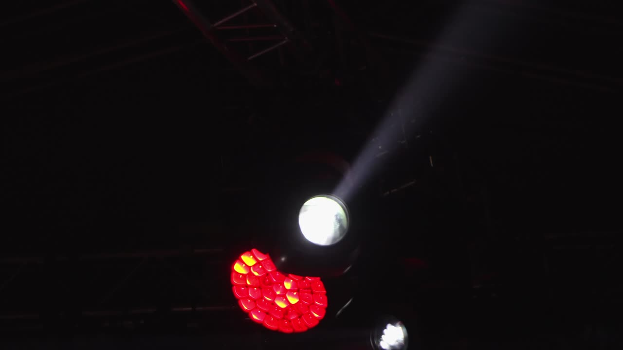 레이저 조명과 으로 된 콘서트 무대