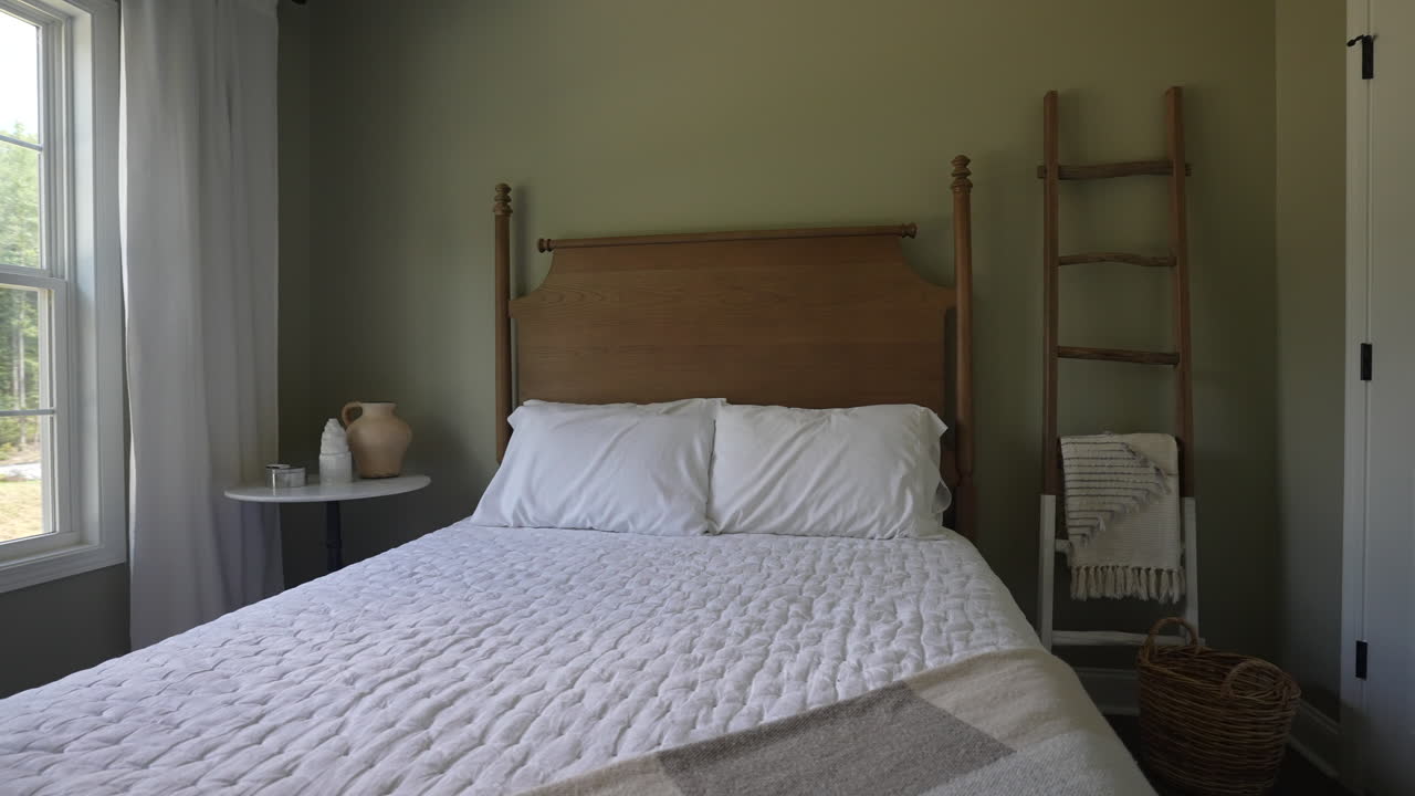 vista redonda del dormitorio de invitados en el diseño de interiores boho de la casa de campo