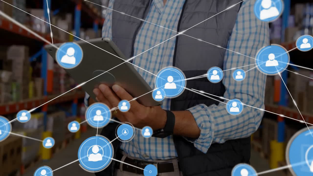animación de iconos conectados sobre hombre caucásico comprobando los detalles del inventario en una tableta digital