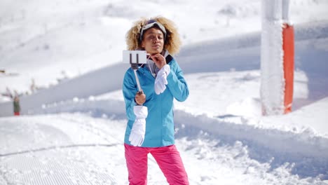 Mujer-Joven-Sonriente-Posando-Para-Una-Fotografía