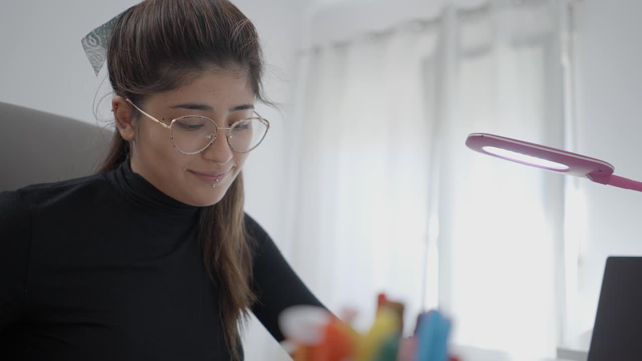 mujer trabajando desde casa en el escritorio