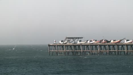 Reihe-Festgemachter-Boote-Auf-Einem-Holzsteg-Im-Süden-Chiles