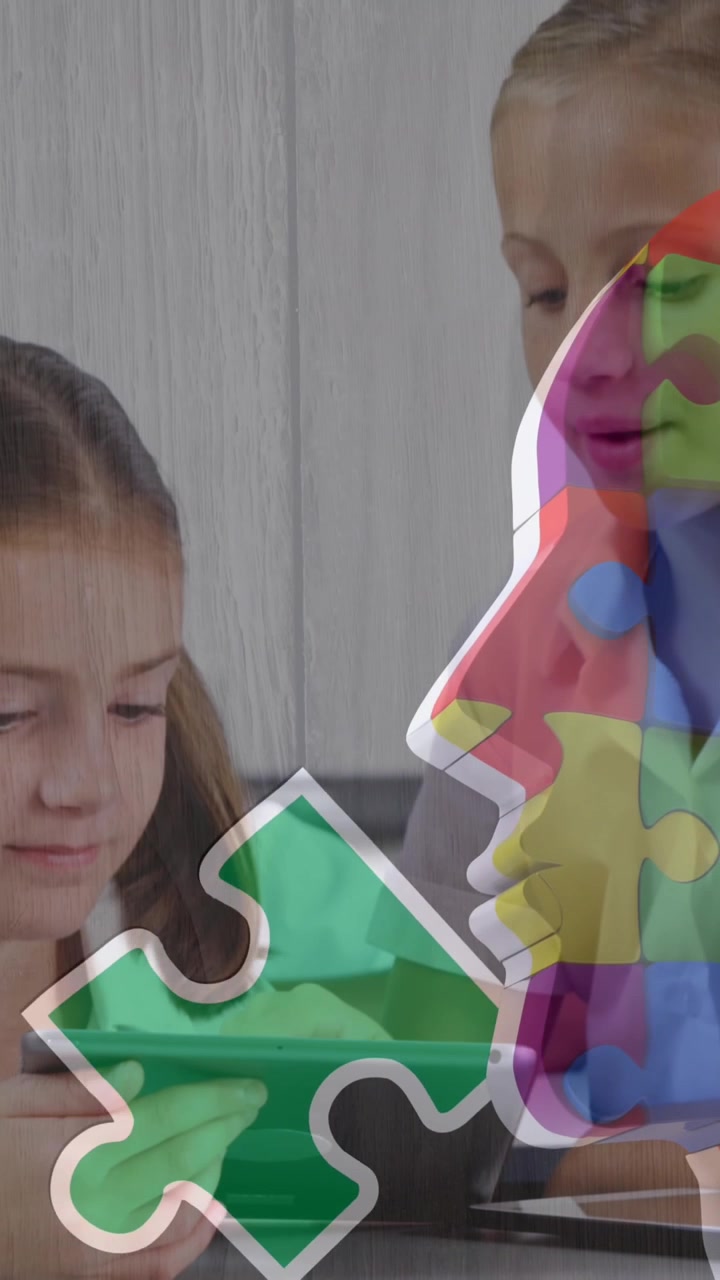 Animazione di pezzi di puzzle su diversi scolari che usano un tablet.