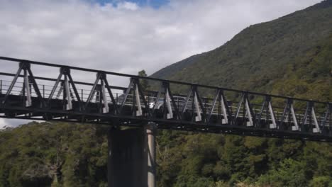 coche circulando por un puente