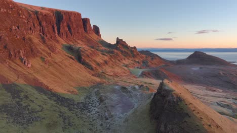 Paisaje-De-Deslizamiento-De-Tierra-De-Las-Montañas-Escocesas-En-Invierno-Al-Amanecer