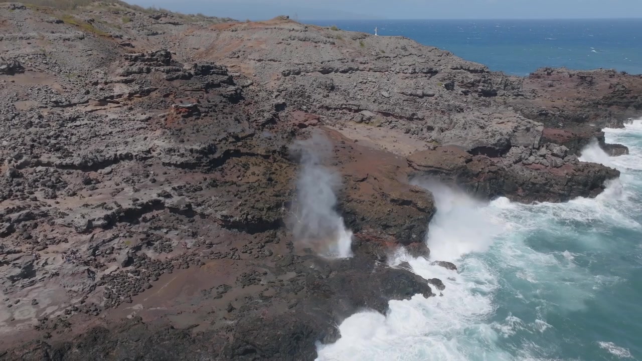 Luftvideo des Makalele Blowhole Mahinanui in Maui, Hawaii.