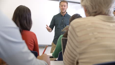 maestro de sexo masculino tomando una clase de educación de adultos, filmado en r3d