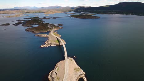 imágenes aéreas de la carretera del océano atlántico noruega
