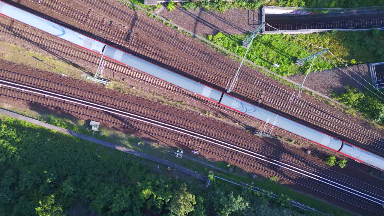 황색 교외 열차 플랫폼 s-bahn 역 다리, 베를린 미테 2023년 여름