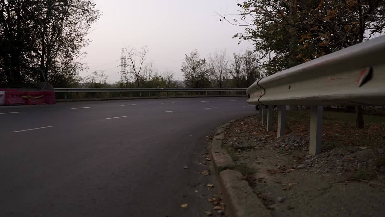 모터사이클을 타고 돌아다니는 잔인한 남자가 아스팔트에 매달려, 불꽃이 날아갑니다.