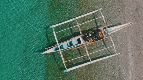 Barcos-De-Pesca-Costera-Con-Estabilizadores-En-Las-Orillas-De-Mabua-Pebble-Beach-Antena-Surigao